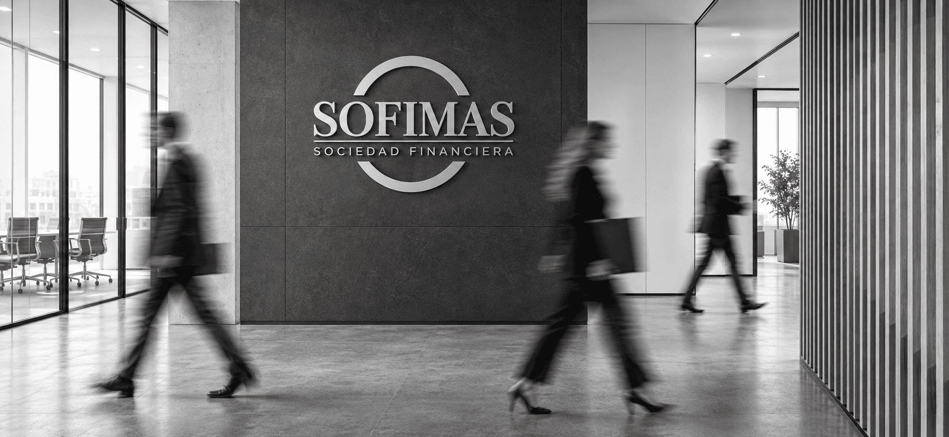 Vestíbulo corporativo de Sofimas con el logotipo en el muro y personas caminando